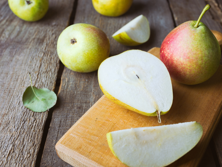 Cose che (forse) non sapevi sulle pere: il frutto che fa bene alla salute e alla tavola